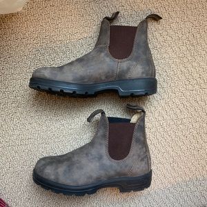 Blundstone boots in rustic brown